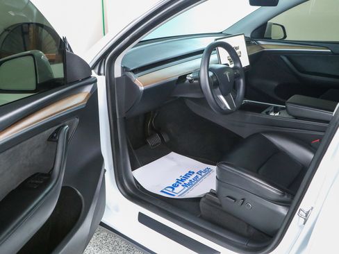 Used 2023 Tesla Model Y Long Range AWD/4WD image 3