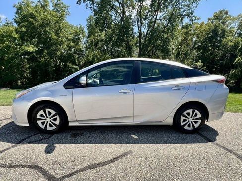 Used 2017 Toyota Prius Three w/ Carpet Mat Package FWD image 2