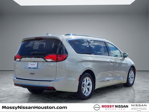 Used 2020 Chrysler Pacifica Touring-L Plus w/ Tire & Wheel Group image 7