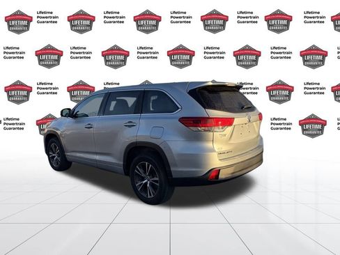 Used 2017 Toyota Highlander LE image 3