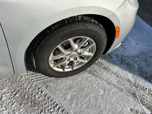 Certified 2024 Chrysler Pacifica Touring-L image 24