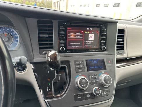 Used 2018 Toyota Sienna XLE image 7