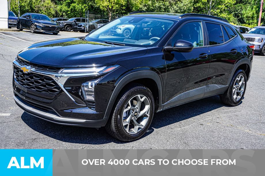 Used 2025 Chevrolet Trax LT FWD image 2
