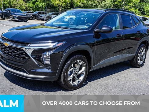 Used 2025 Chevrolet Trax LT FWD image 2