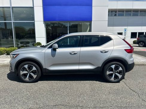 Used 2025 Volvo XC40 B5 Plus AWD/4WD image 2