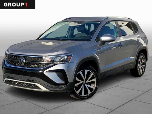 Used 2024 Volkswagen Taos SE image 1