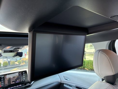 Used 2021 Toyota Sienna XSE image 18