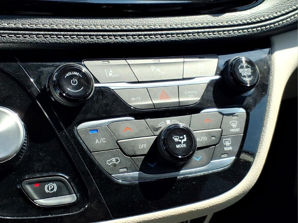 Used 2024 Chrysler Pacifica Limited FWD image 14