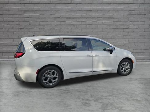 Used 2023 Chrysler Pacifica Limited FWD image 8