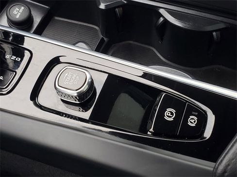 Used 2025 Volvo XC60 B5 Plus image 27