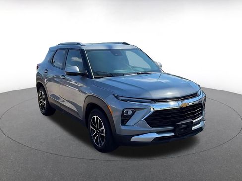Used 2025 Chevrolet TrailBlazer LT FWD image 3