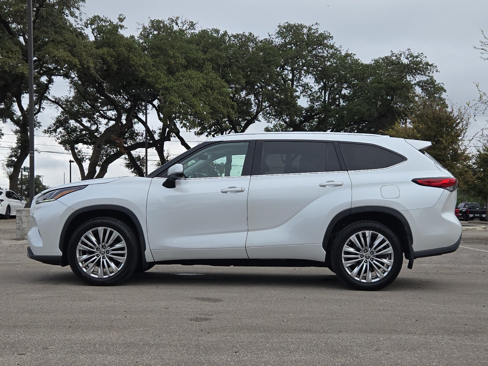 Used 2023 Toyota Highlander Platinum FWD image 2
