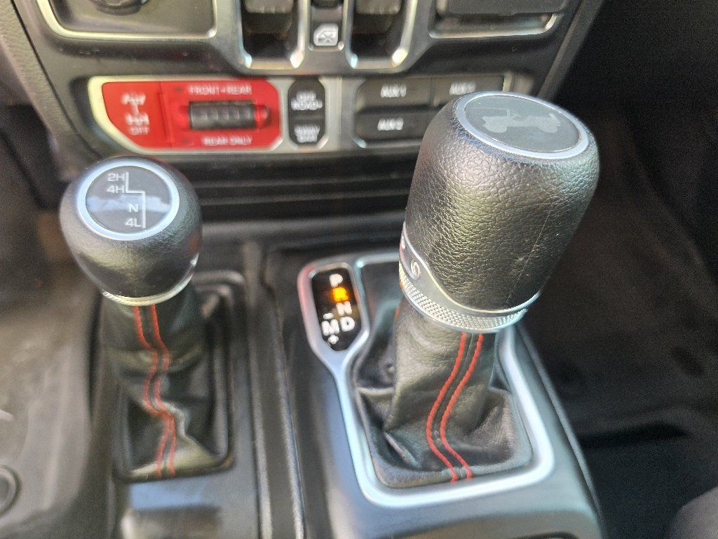 Used 2023 Jeep Wrangler Unlimited Rubicon w/ Cold Weather Group AWD/4WD image 32