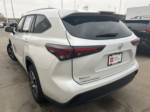 Used 2025 Toyota Highlander XLE image 4