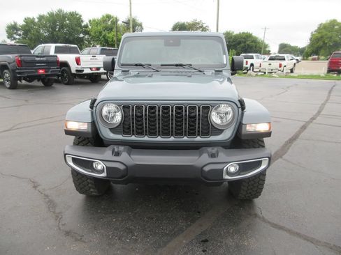Used 2025 Jeep Gladiator Sport AWD/4WD image 11