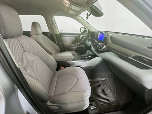 Used 2023 Toyota Highlander L FWD image 31