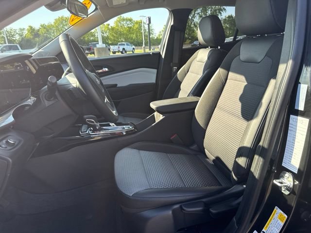 Used 2025 Chevrolet Trax LT w/ LT Convenience Package FWD image 17