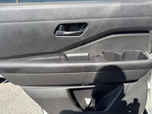 Certified 2024 Nissan Pathfinder SV image 12