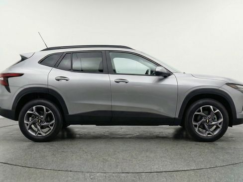 Used 2025 Chevrolet Trax LT w/ LT Convenience Package image 11