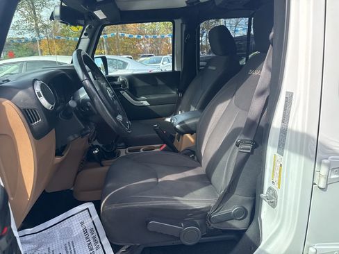Used 2017 Jeep Wrangler Unlimited Sahara w/ Connectivity Group image 22