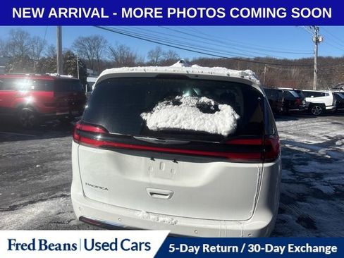 Used 2024 Chrysler Pacifica Touring-L image 7