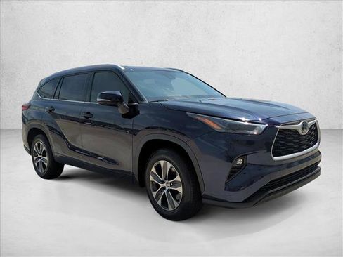 Used 2022 Toyota Highlander XLE FWD image 3