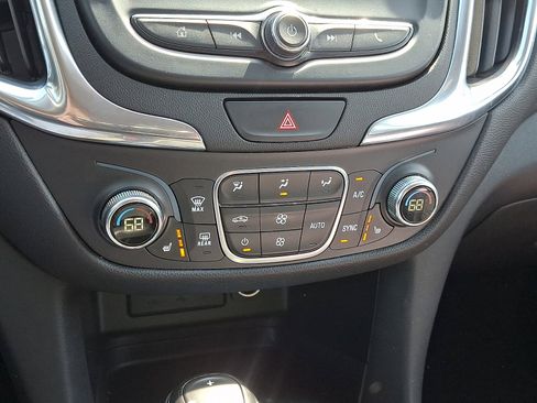 Used 2020 Chevrolet Equinox LT image 22