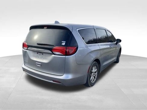 Used 2017 Chrysler Pacifica Touring FWD image 8