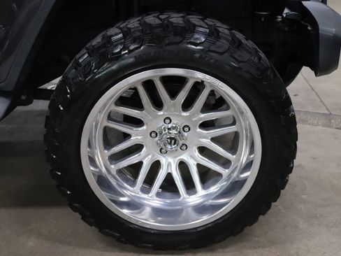 Used 2019 Jeep Wrangler Unlimited Sahara image 38