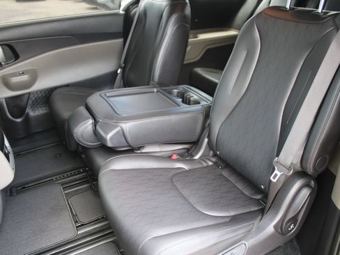 Used 2025 Kia Carnival EX FWD image 19