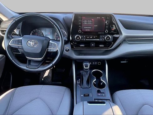 Used 2022 Toyota Highlander LE FWD image 13