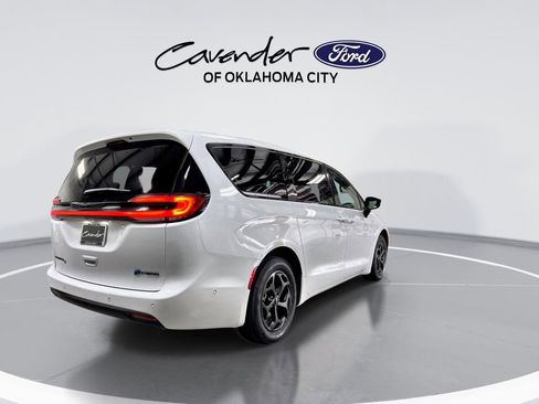Used 2024 Chrysler Pacifica Select FWD image 8