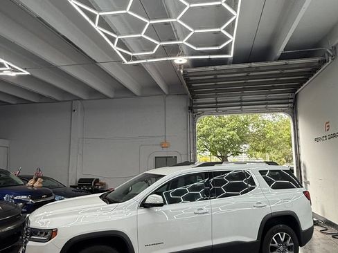 Used 2023 GMC Acadia SLT AWD/4WD image 3