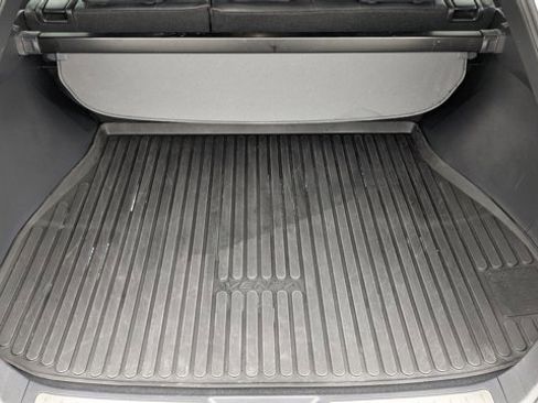 Used 2023 Toyota Venza Nightshade image 6