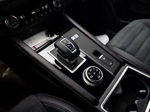 New 2025 Mitsubishi Outlander SE image 16