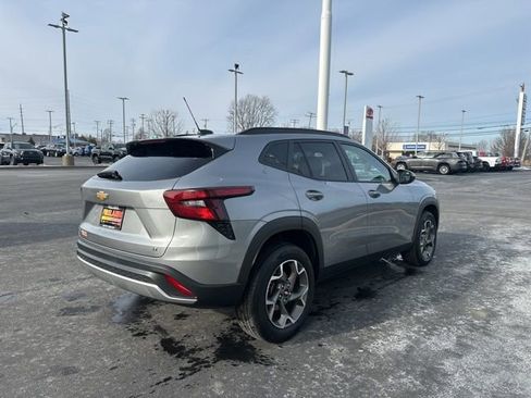 Used 2025 Chevrolet Trax LT w/ LT Convenience Package image 14
