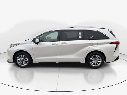 Used 2025 Toyota Sienna Limited image 9