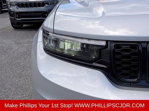 Used 2025 Jeep Grand Cherokee L Limited w/ Luxury Tech Group II AWD/4WD image 9