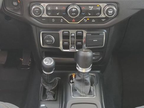 Used 2024 Jeep Gladiator Sport AWD/4WD image 18