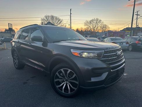 Used 2020 Ford Explorer XLT w/ Comfort Package image 2