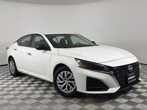 Used 2024 Nissan Altima 2.5 S image 2