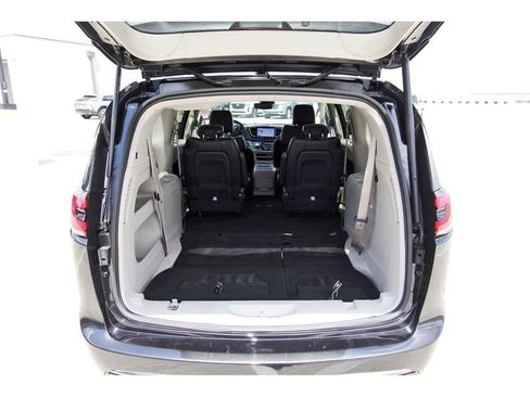 Used 2022 Chrysler Pacifica Touring-L image 28