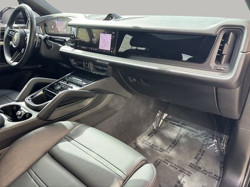 Used 2025 Porsche Cayenne E-Hybrid Coupe image 38