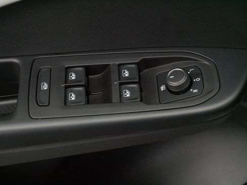 Certified 2025 Volkswagen Taos SE w/ Panoramic Sunroof Package image 19