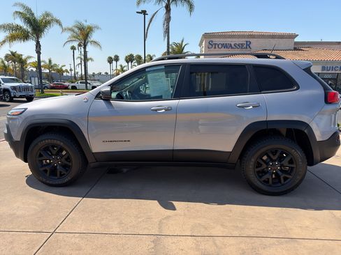 Used 2018 Jeep Cherokee Trailhawk w/ Cold Weather Group AWD/4WD image 7