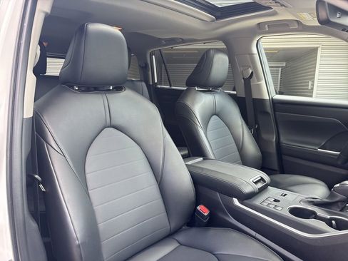 Used 2025 Toyota Highlander XLE FWD image 16