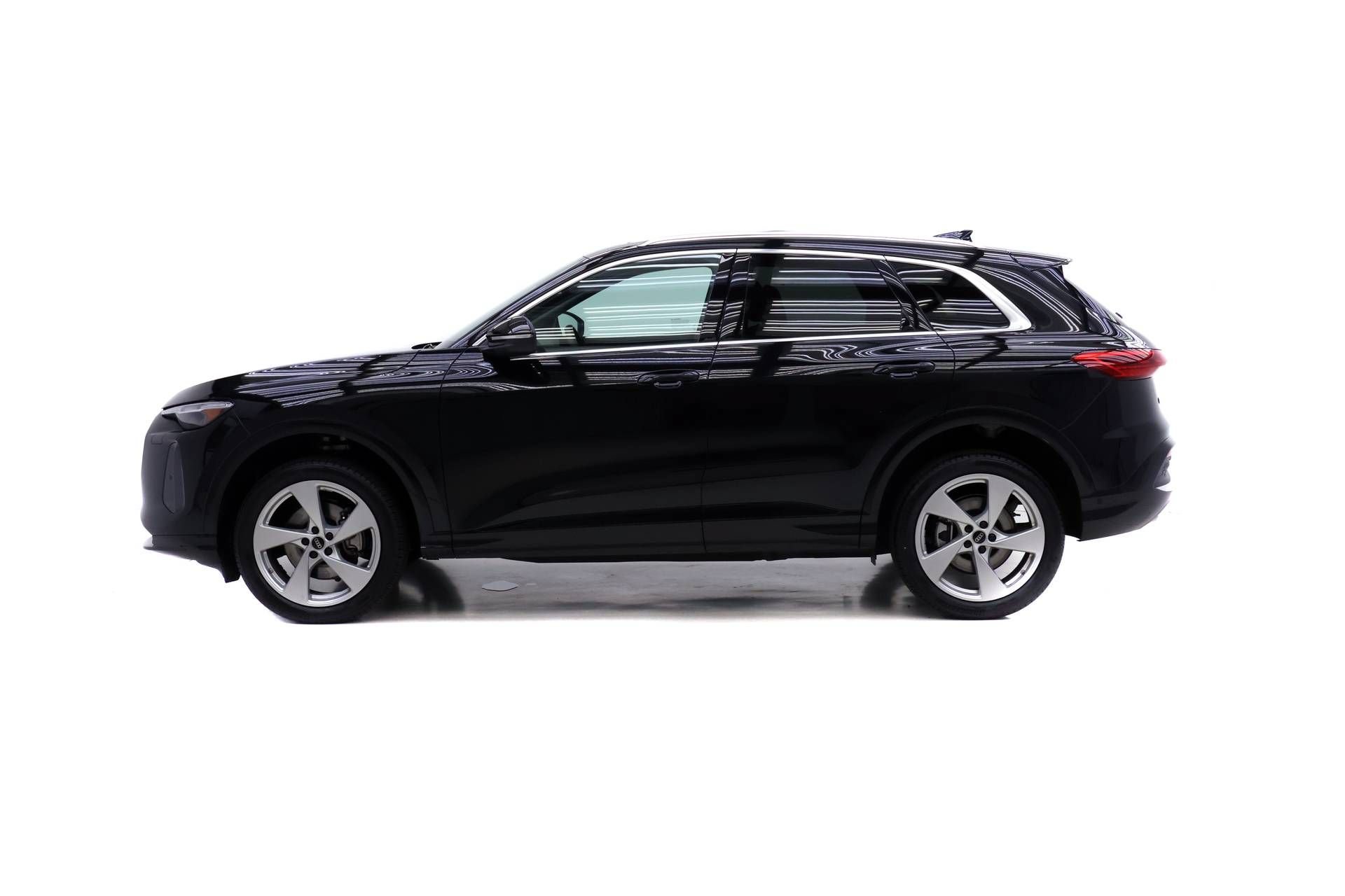 Certified 2025 Audi Q5 Premium AWD/4WD image 3