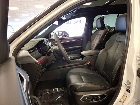 Certified 2024 Jeep Grand Cherokee Overland w/ Luxury Tech Group IV image 13