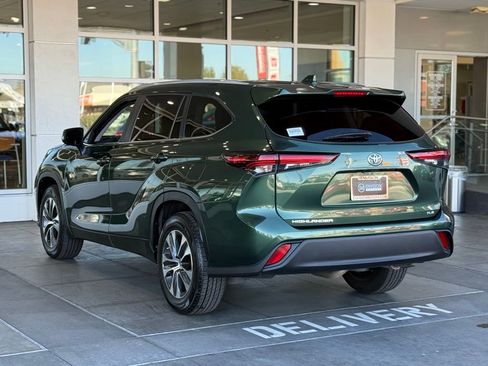 Certified 2024 Toyota Highlander XLE image 9