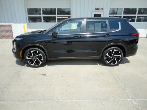 Used 2023 Mitsubishi Outlander SE image 1